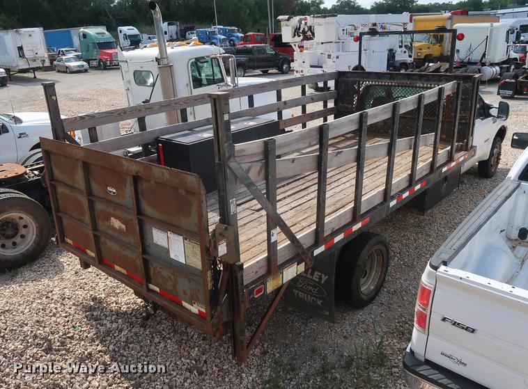 image for item EF9802 2004 Ford F550 Super Duty flatbed truck