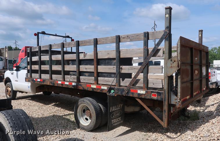 image for item EF9802 2004 Ford F550 Super Duty flatbed truck