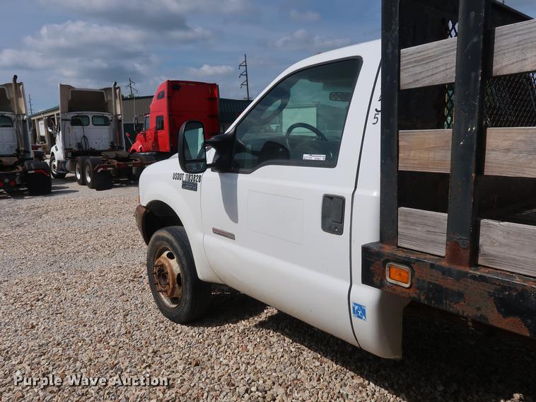 image for item EF9802 2004 Ford F550 Super Duty flatbed truck