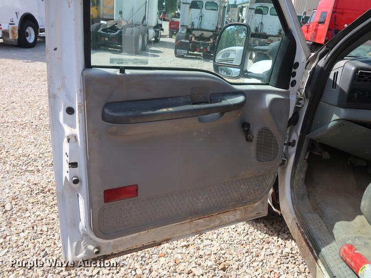 image for item EF9802 2004 Ford F550 Super Duty flatbed truck