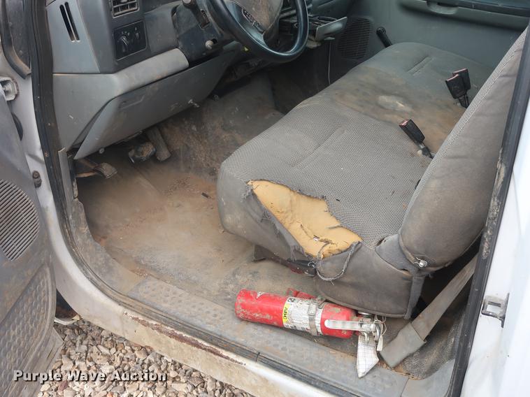 image for item EF9802 2004 Ford F550 Super Duty flatbed truck