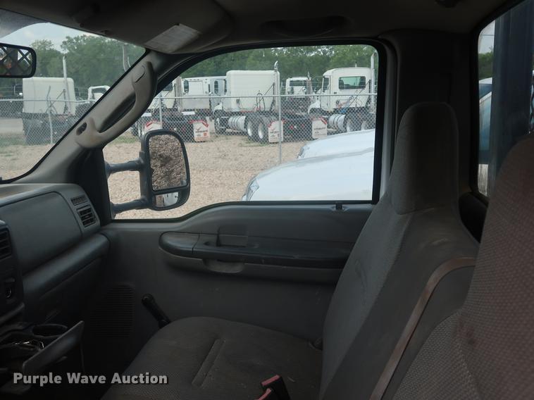 image for item EF9802 2004 Ford F550 Super Duty flatbed truck