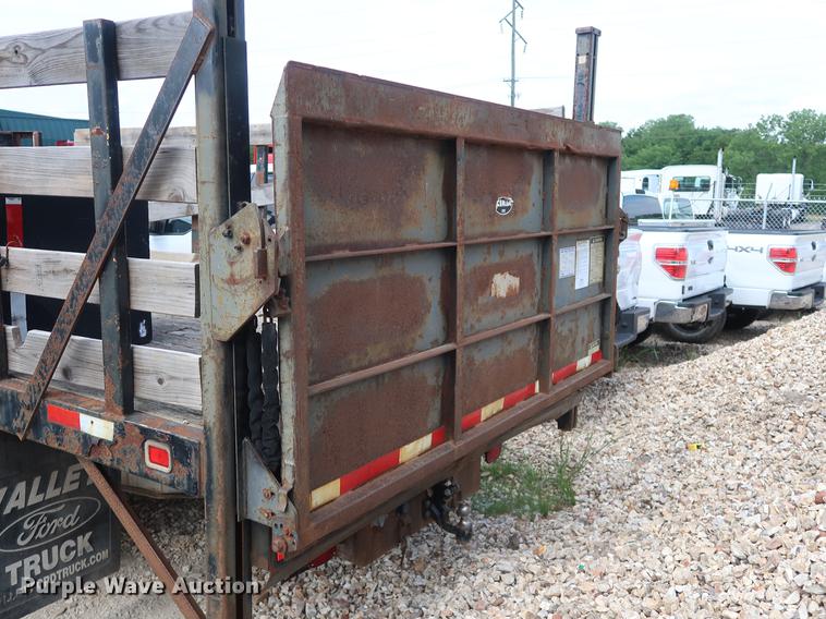 image for item EF9802 2004 Ford F550 Super Duty flatbed truck