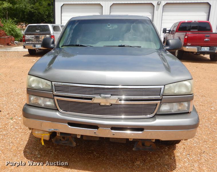 image for item EK9602 2007 Chevrolet Silverado Classic 1500 LT Ext. Cab pickup truck