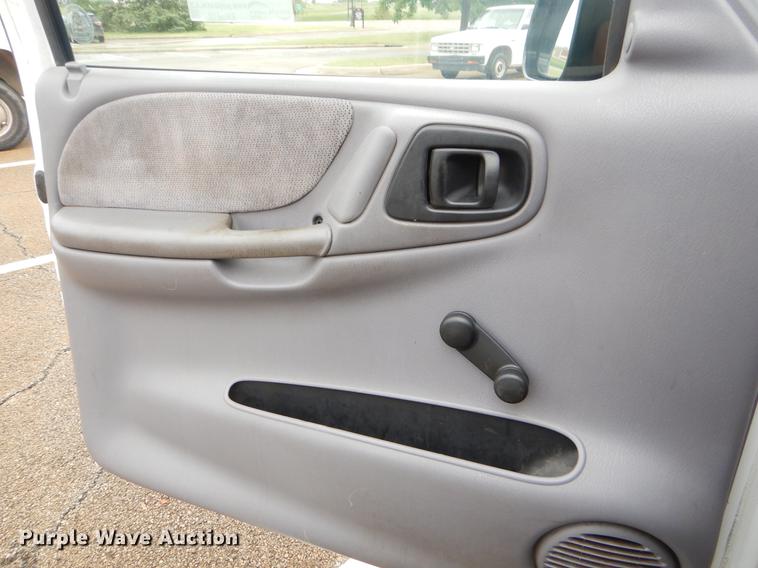 image for item EK9613 2000 Dodge Dakota Club Cab pickup truck