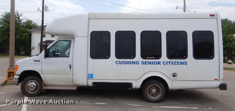 image for item EK9617 2003 Ford Econoline E450 shuttle bus