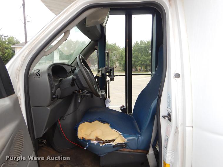 image for item EK9617 2003 Ford Econoline E450 shuttle bus