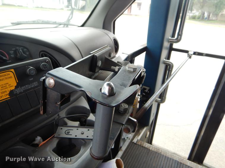 image for item EK9617 2003 Ford Econoline E450 shuttle bus