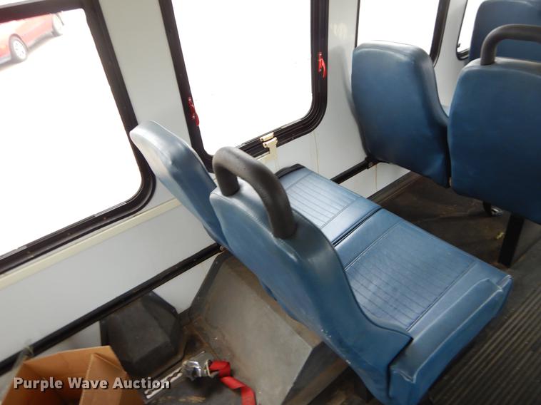 image for item EK9617 2003 Ford Econoline E450 shuttle bus