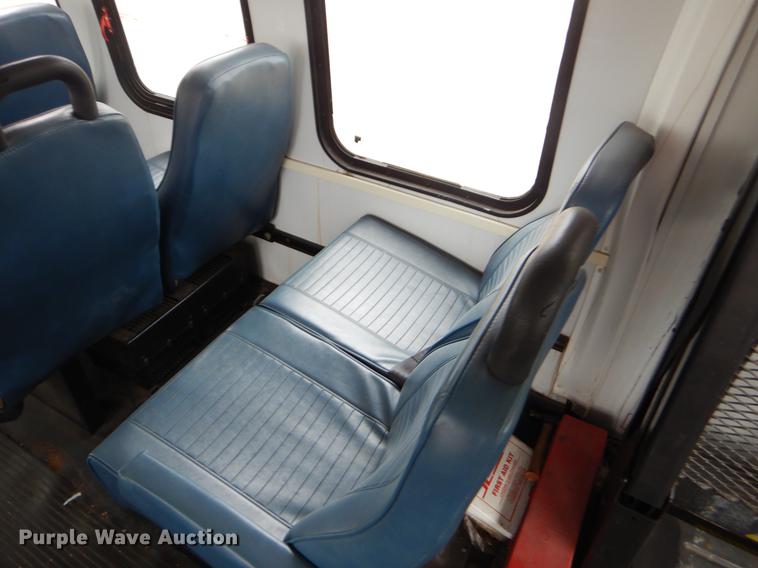 image for item EK9617 2003 Ford Econoline E450 shuttle bus