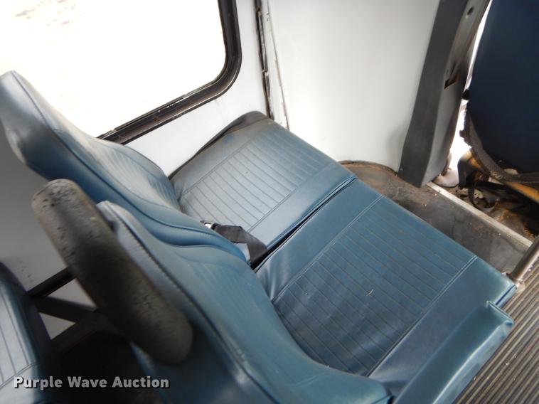 image for item EK9617 2003 Ford Econoline E450 shuttle bus