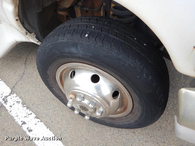 image for item EK9617 2003 Ford Econoline E450 shuttle bus