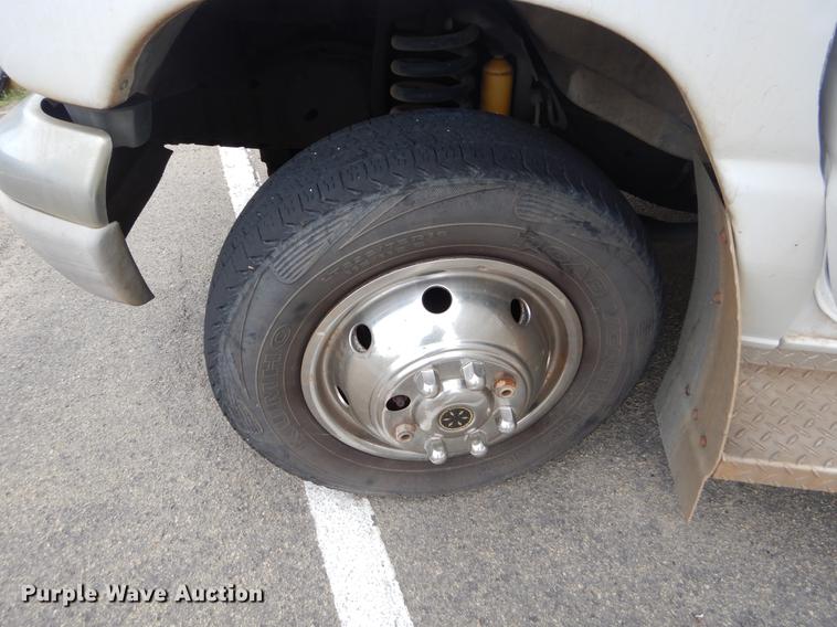 image for item EK9617 2003 Ford Econoline E450 shuttle bus