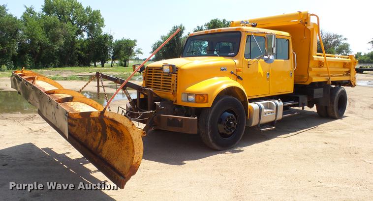 image for item ET9345 2002 International 4900 Crew Cab dump truck