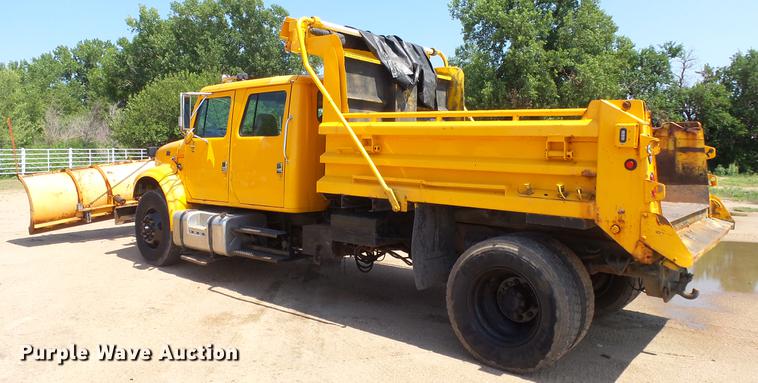 image for item ET9345 2002 International 4900 Crew Cab dump truck