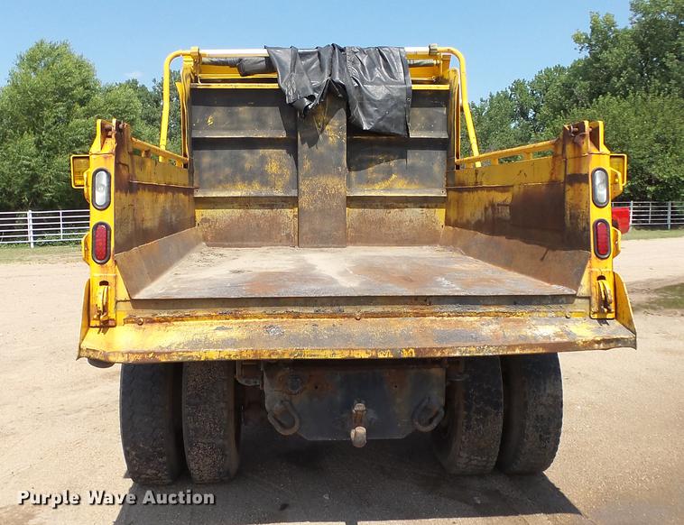 image for item ET9345 2002 International 4900 Crew Cab dump truck