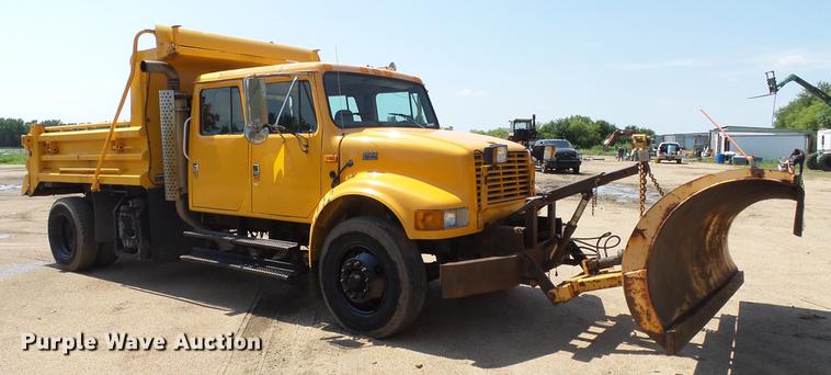 image for item ET9345 2002 International 4900 Crew Cab dump truck