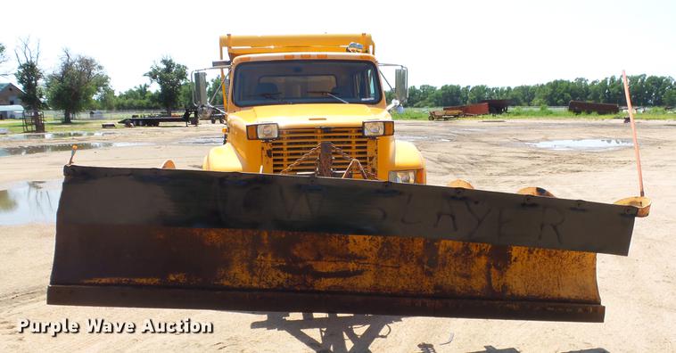 image for item ET9345 2002 International 4900 Crew Cab dump truck