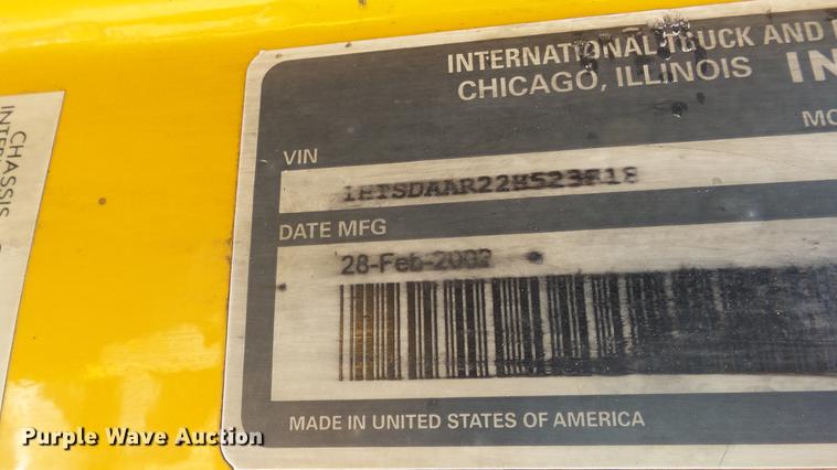 image for item ET9345 2002 International 4900 Crew Cab dump truck