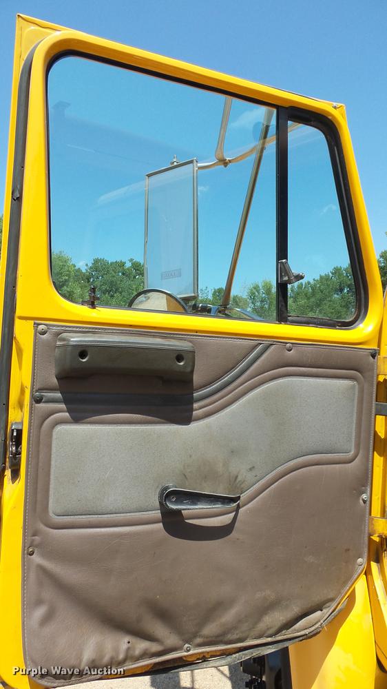 image for item ET9345 2002 International 4900 Crew Cab dump truck