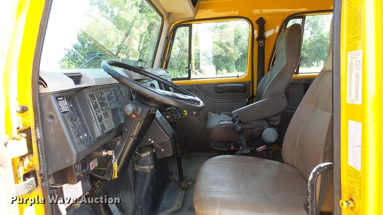 image for item ET9345 2002 International 4900 Crew Cab dump truck