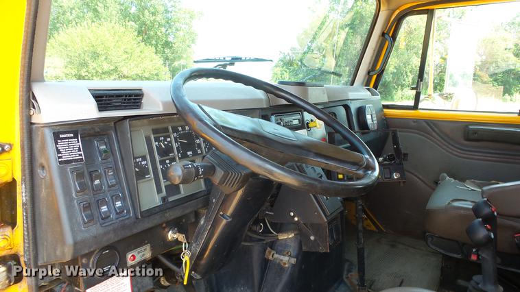 image for item ET9345 2002 International 4900 Crew Cab dump truck