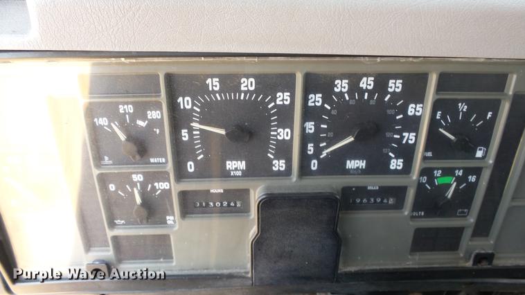 image for item ET9345 2002 International 4900 Crew Cab dump truck