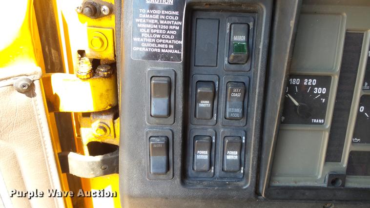 image for item ET9345 2002 International 4900 Crew Cab dump truck