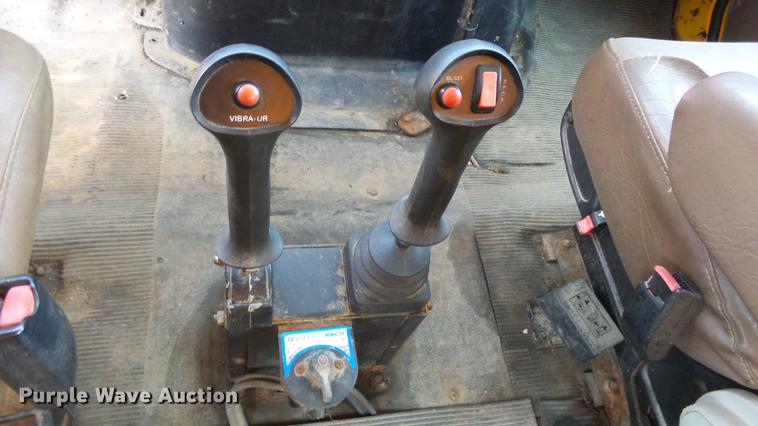 image for item ET9345 2002 International 4900 Crew Cab dump truck