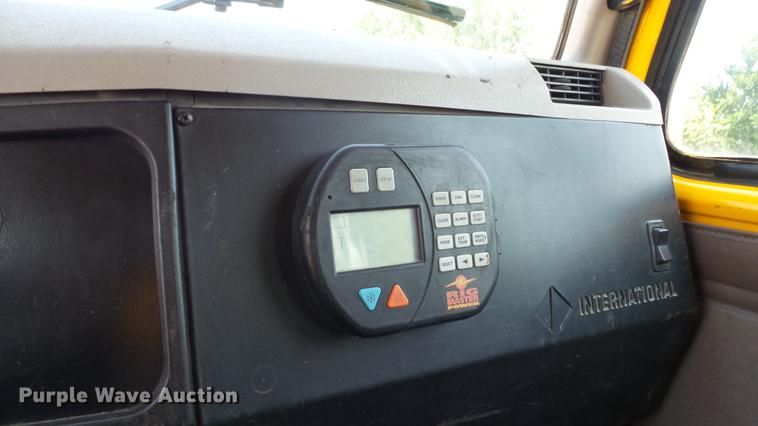 image for item ET9345 2002 International 4900 Crew Cab dump truck