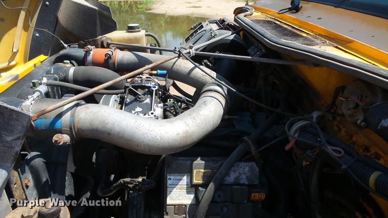 image for item ET9345 2002 International 4900 Crew Cab dump truck