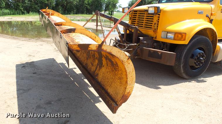 image for item ET9345 2002 International 4900 Crew Cab dump truck