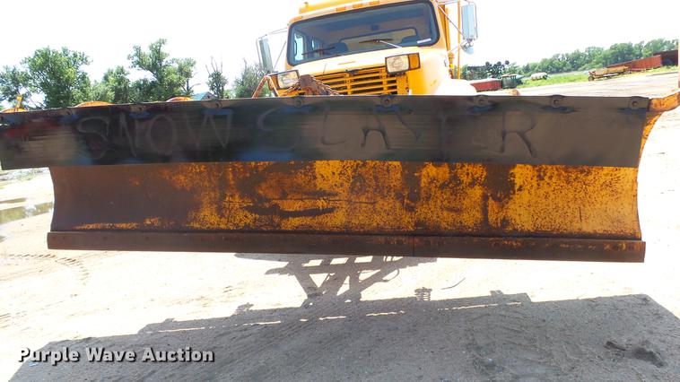image for item ET9345 2002 International 4900 Crew Cab dump truck