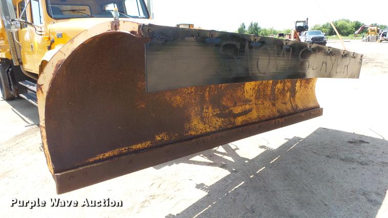 image for item ET9345 2002 International 4900 Crew Cab dump truck