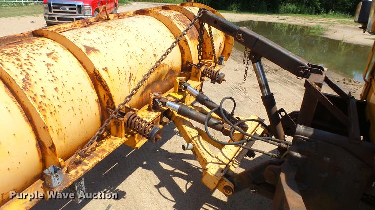 image for item ET9345 2002 International 4900 Crew Cab dump truck