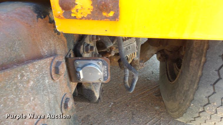 image for item ET9345 2002 International 4900 Crew Cab dump truck