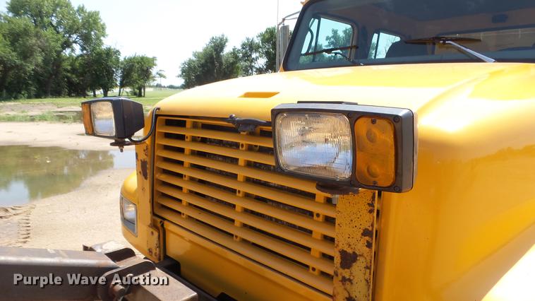 image for item ET9345 2002 International 4900 Crew Cab dump truck