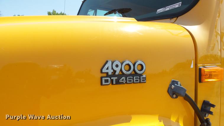 image for item ET9345 2002 International 4900 Crew Cab dump truck