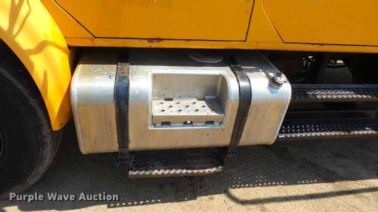 image for item ET9345 2002 International 4900 Crew Cab dump truck