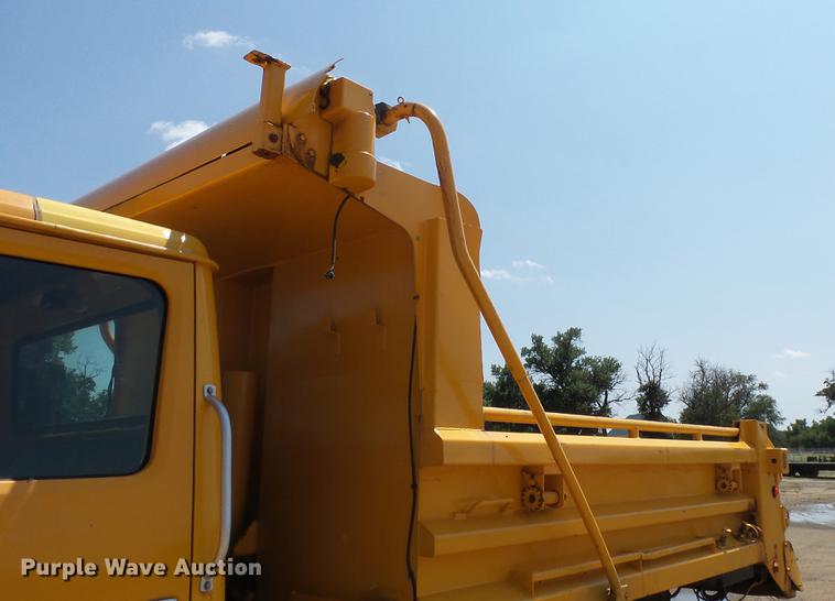 image for item ET9345 2002 International 4900 Crew Cab dump truck