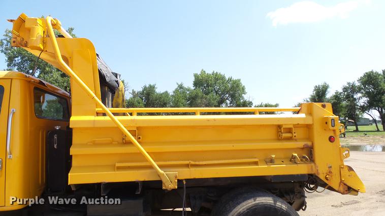 image for item ET9345 2002 International 4900 Crew Cab dump truck