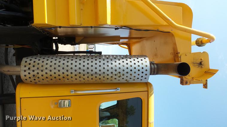 image for item ET9345 2002 International 4900 Crew Cab dump truck