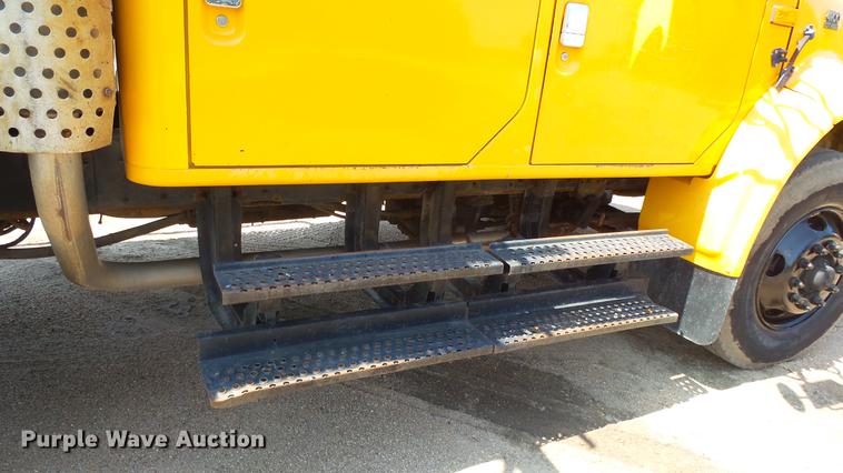 image for item ET9345 2002 International 4900 Crew Cab dump truck