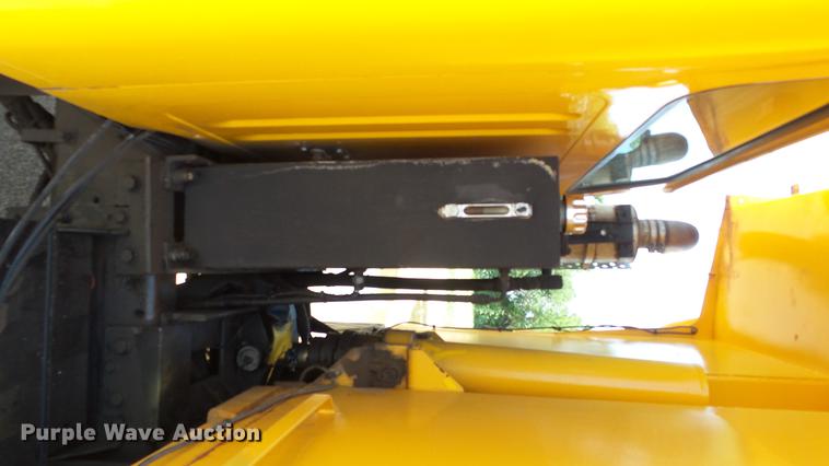 image for item ET9345 2002 International 4900 Crew Cab dump truck