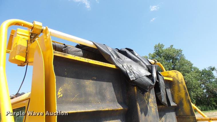 image for item ET9345 2002 International 4900 Crew Cab dump truck