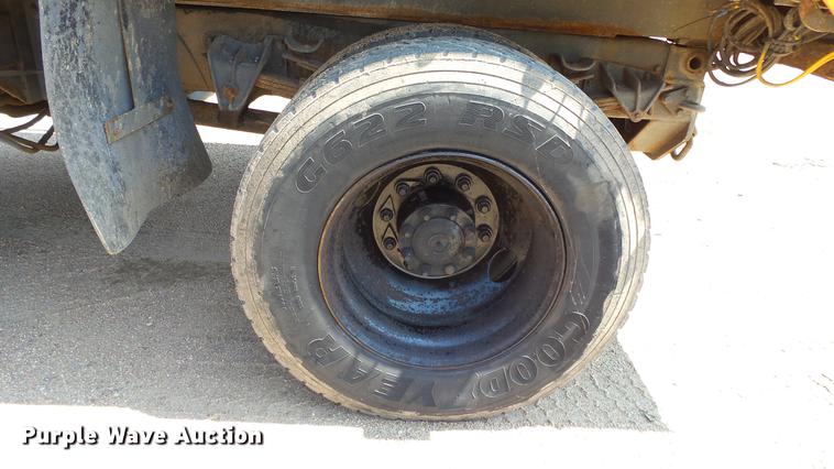 image for item ET9345 2002 International 4900 Crew Cab dump truck