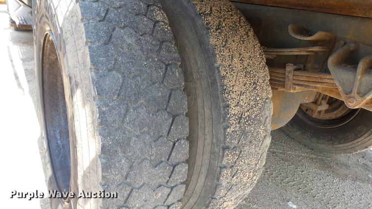 image for item ET9345 2002 International 4900 Crew Cab dump truck