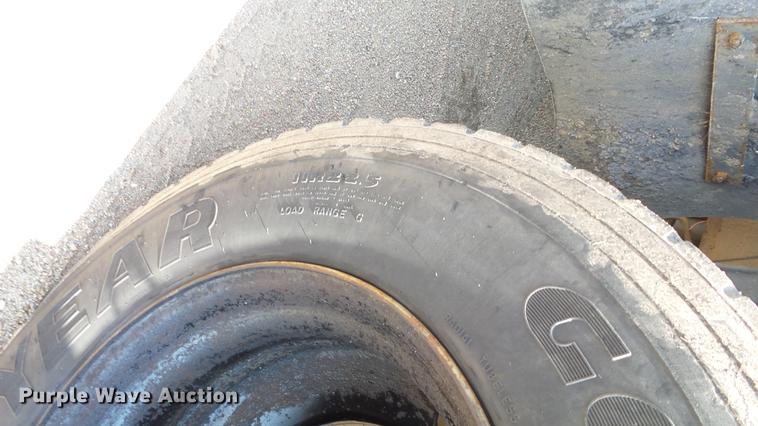 image for item ET9345 2002 International 4900 Crew Cab dump truck