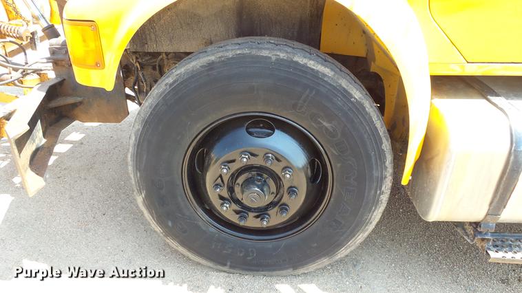 image for item ET9345 2002 International 4900 Crew Cab dump truck