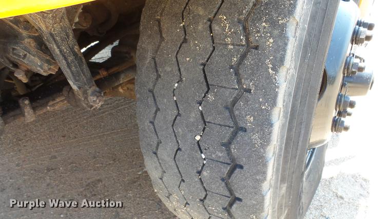 image for item ET9345 2002 International 4900 Crew Cab dump truck